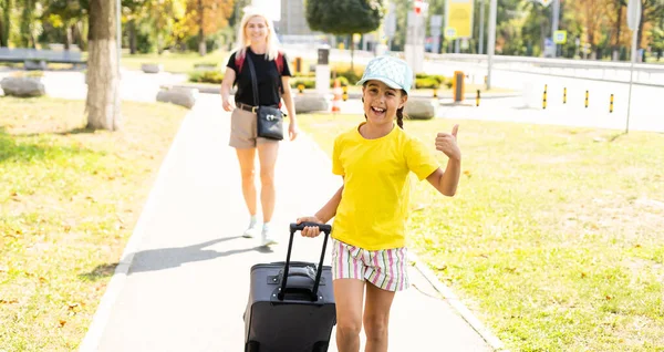 Mãe e filhinha andando no aeroporto, viagem em família — Fotografia de Stock