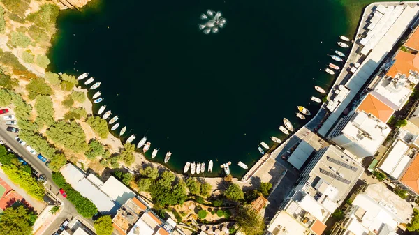 Agios Nikolaos. Agios Nikolaos es una pintoresca ciudad en la parte oriental de la isla de Creta construida en el lado noroeste de la tranquila bahía de Mirabello . — Foto de Stock