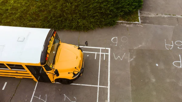 Школьный автобус на школьном дворе — стоковое фото