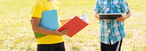 Niños de primaria divirtiéndose al aire libre — Foto de Stock