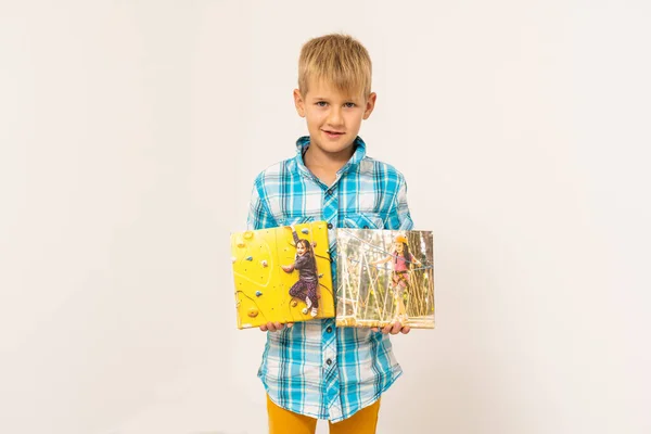 Chlapec drží foto plátno na bílém pozadí. — Stock fotografie