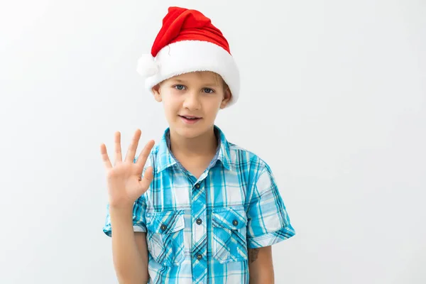 Chlapec, oblečený jako santa claus izolovaných na bílém pozadí — Stock fotografie