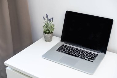 dizüstü bilgisayar beyaz boş ekranda iş tablo Önden Görünüm