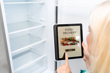 Tablet uygulaması tarafından kontrol edilen akıllı mutfak kavramı