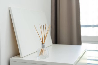Aroma çubukları. Duvardaki boş çerçeve.