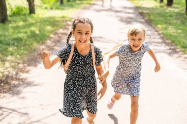 iki küçük çocukla beraber okula