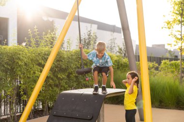 Oyun sahasında eğlenen neşeli arkadaşların görüntüsü