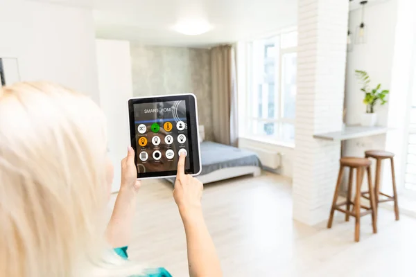 Woman at home using smart screen, automation domestic system — Stock Photo, Image