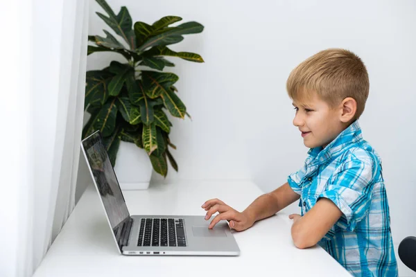 Jongen video conferencing met tutor op laptop thuis. Concept afstandsonderwijs. — Stockfoto
