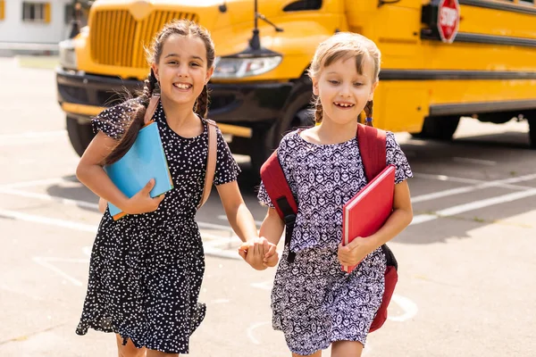 Happy Schoolgirls Outdoor. Voltar para a escola — Fotografia de Stock