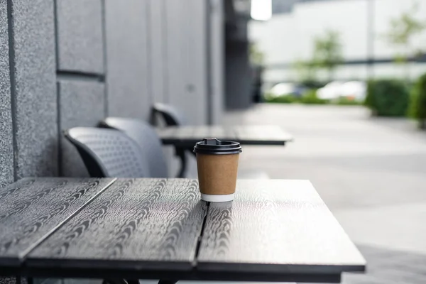 Duas xícaras de chocolate quente ou café na mesa no café, de perto — Fotografia de Stock