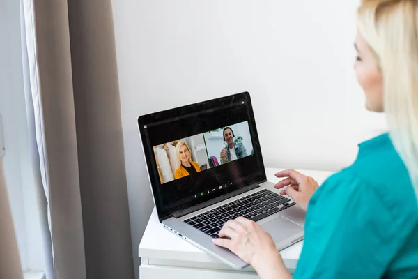 Imagen recortada de la mujer joven usando el ordenador portátil para la videoconferencia en casa —  Fotos de Stock