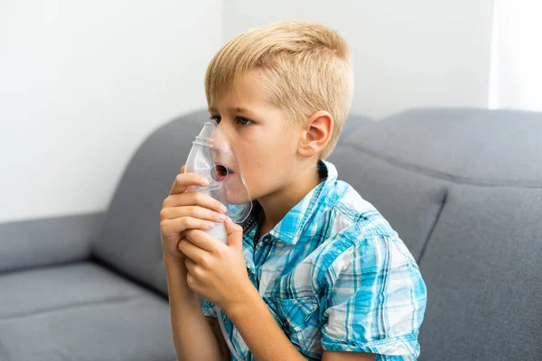 Ένα δεκάχρονο αγόρι αναπνέει μέσω νεφελοποίησης.. — Φωτογραφία Αρχείου