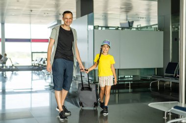 Genç baba ve kızı havaalanında.