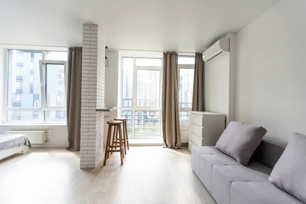 Intérieur du petit appartement moderne avec mur blanc — Photo