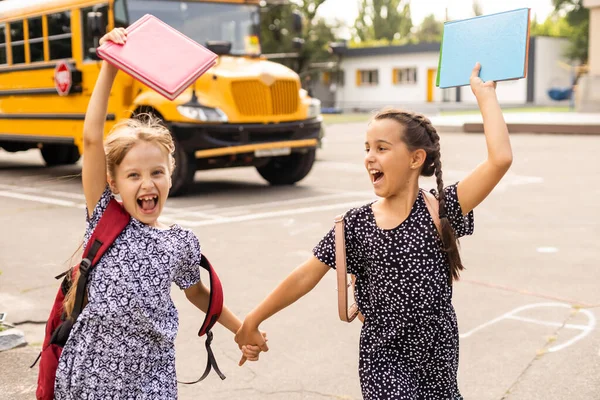 Happy Schoolgirls Outdoor. Voltar para a escola — Fotografia de Stock