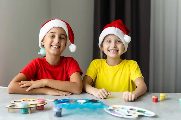 İki güzel kız boyalı ahşap Noel biblo. — Stok fotoğraf