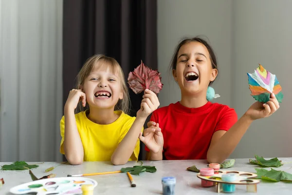 Quadro per bambini realizzato con vernice foglie d'autunno — Foto Stock