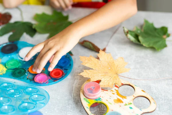 Cuadro para niños hecho de pintura de hojas de otoño —  Fotos de Stock