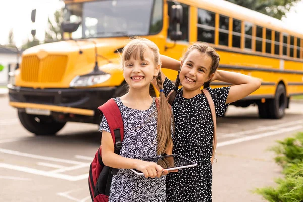 Estudiantes de escuela básica cruzando la calle — Foto de Stock