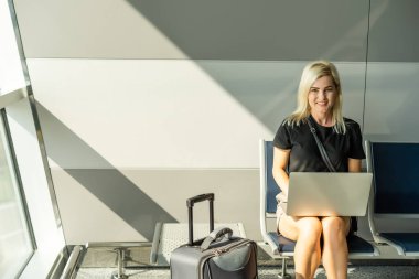 İş kadını ile bavul Havaalanı salonunda