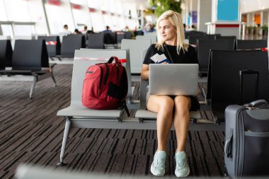 genç ve güzel kadın yolcu havaalanında