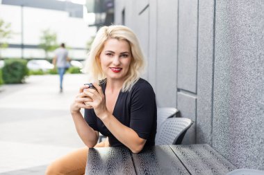 Bir kafede kahve içme kadın