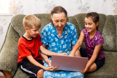 Çocuklar ve çok yaşlı bir büyükanne.