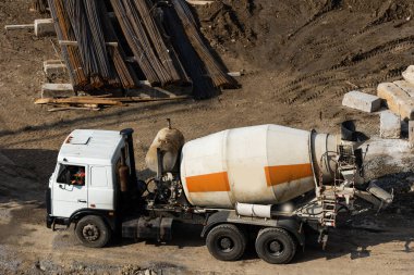 İnşaat alanı, beton dökülmesi, yığınlar.