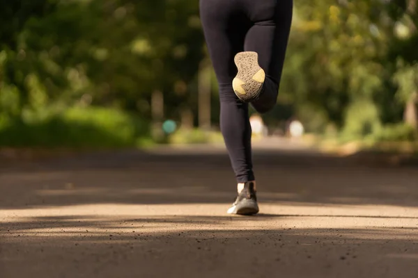 Fiatal fitness nő futó atléta fut az úton — Stock Fotó