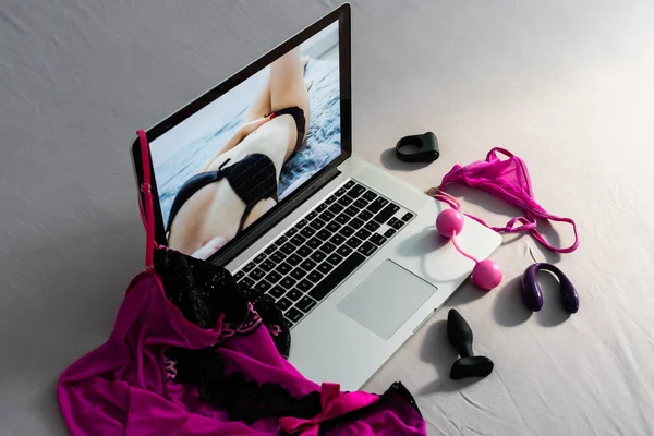 Verscheidenheid van kleurrijke sex speelgoed voor volwassenen laptop — Stockfoto