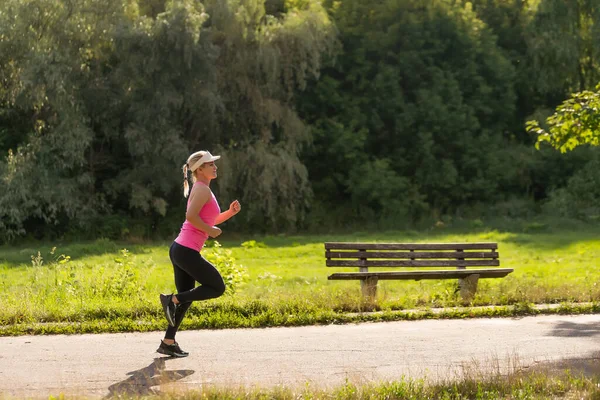 Fiatal fitness nő futó atléta fut az úton — Stock Fotó