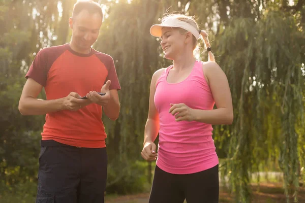 Giovane coppia godendo di uno stile di vita sano mentre fa jogging lungo una strada di campagna, esercizio fisico e concetto di fitness — Foto Stock