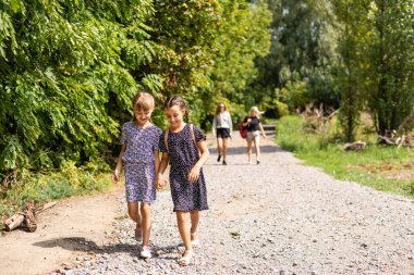 Parkta iki mutlu okul kızı