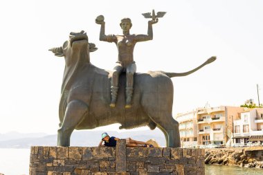 Avrupa heykeli bir boğanın üzerinde duruyor. Agios Nikolaos, Girit, Yunanistan 'da boğaya binen Kral Minos' un annesi Avrupa Heykeli.