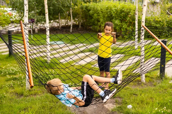 Basisschoolkinderen in de speeltuin — Stockfoto