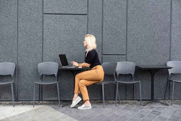 카페에서 컴퓨터로 일하는 젊은 사업가. 하루 종일 노트북으로 일하는 하숙인 소녀. — 스톡 사진