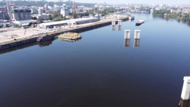 Kuru bir kargo gemisi Dinyeper Nehri 'nde boş bir mavnayı itiyor. Kirli su. İnsansız hava aracının görüntüsü. Ukrayna nakliyesi.