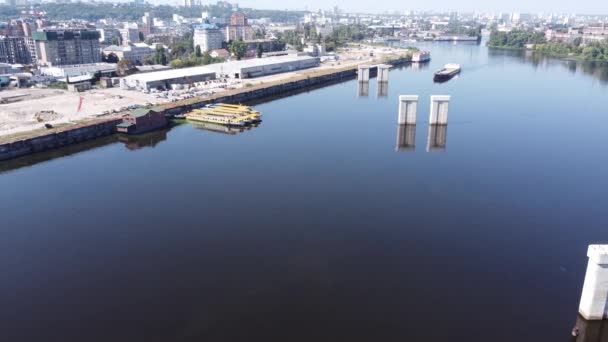 Una nave da carico a secco spinge una chiatta vuota lungo il fiume Dnieper. Acqua sporca. Vista dal drone. Spedizione ucraina. — Video Stock