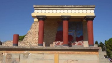 Telefoto çekim Minos Palace Knossos, Heraklion, Girit, Yunanistan için Kuzey girişinde şarj boğa fresk ile. En büyük Tunç Çağı arkeolojik sitesi Girit'te Knossos olduğunu.