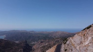 Akdeniz, Girit, Yunanistan 'daki dağların zirvesinde hareket halindeki değirmenler