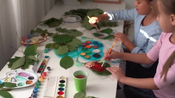 Herfst ambacht voor kinderen. dier vos gemaakt van esdoorn blad. kinderen kunst en creatief. Ambacht gemaakt van natuurlijke materialen. meisjes tekent met verf. — Stockvideo