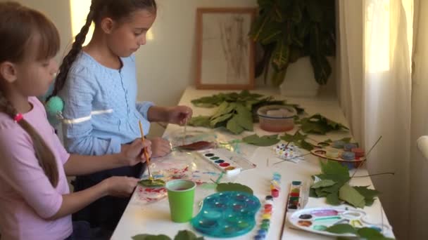 Çocuklar için sonbahar sanatı. Akçaağaç yaprağından yapılmış hayvan tilkisi. Çocuk sanatı ve yaratıcı. Doğal malzemelerden yapılmış el işi. Kızlar boyayla resim yapar.. — Stok video
