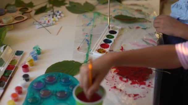 Φθινοπωρινή τέχνη για παιδιά. ζώο αλεπού κατασκευασμένο από φύλλα σφενδάμου. παιδική τέχνη και δημιουργική. χειροτεχνία από φυσικά υλικά. κορίτσια ζωγραφίζει με χρώματα. — Αρχείο Βίντεο