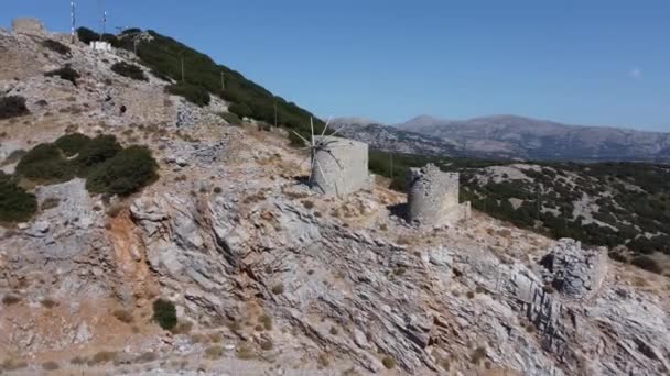Ancien moulin à vent dans Golyazi bursa et sa structure principale en pierre et avec hélice en bois avec magnifique ciel bleu et fond d'arbres verts pendant le printemps — Video