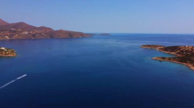 Agios Nikolaos 'un sabah manzarası. Yunanistan 'ın Girit adasının pitoresk bir kasabası. Resim