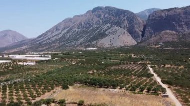Yunanistan 'ın Girit kentindeki hava manzaralı çayır dağları manzarası.