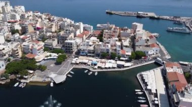 Agios Nikolaos 'un sabah manzarası. Yunanistan 'ın Girit adasının pitoresk bir kasabası. Resim