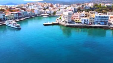 Girit Adası, Yunanistan. Voulismeni Gölü ve Agios Nicholas kasabası manzarası. Hava videosu