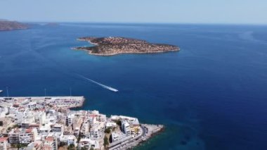 Agios Nikolaos 'un sabah manzarası. Yunanistan 'ın Girit adasının pitoresk bir kasabası. Resim